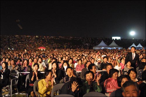 양산천 둔치에 빈공간이 없을 정도로 많은 인파가 축제공연장을 찾았다 